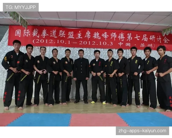 顶级武道馆教练发力动作的纠正:他是如何通过动力链传递势能的(479 ) 顶级武道馆教练发力动作的纠正:他是如何通过动力链传递势能的(479 )